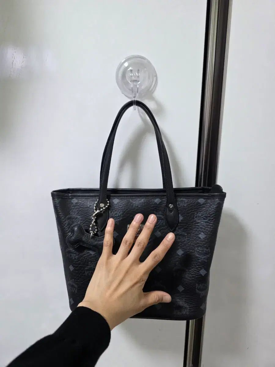 MCM ヴィセトス トートバッグ ブラック 骨 チャーム 装飾