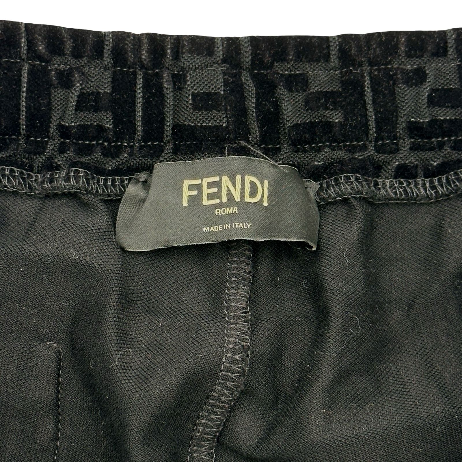 FENDI 黒 FFロゴパンツ フェンディ FENDI FF総柄エンボスショートパンツ FB0689 ブラック