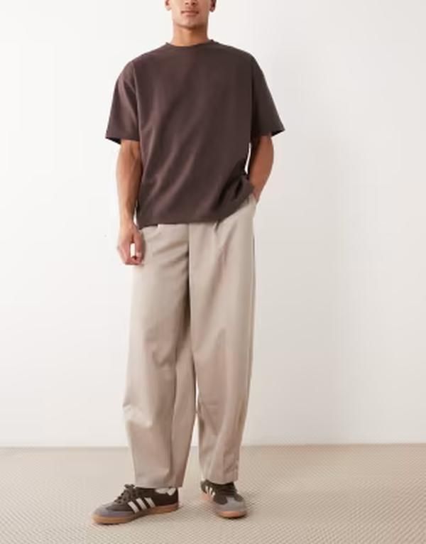 エイソス メンズ ボトムス カジュアルパンツ プリーツ ASOS DESIGN smart pleated barreleg pants in stone ストーン