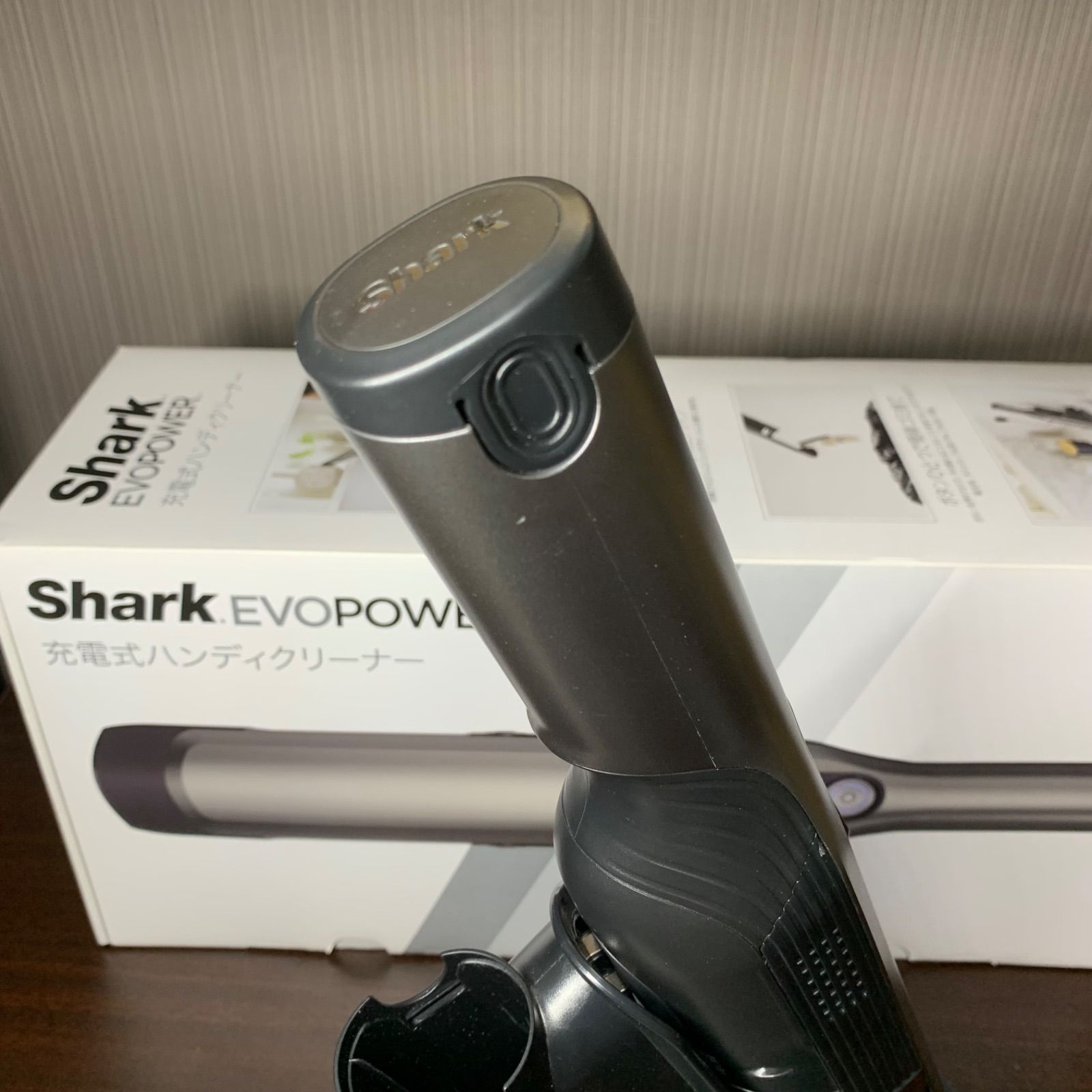 Shark スティッククリーナー本体 充電器・アタッチメント付き【値下げ】 生活家電 Shark スティッククリーナー本体 充電器・アタッチメント付き