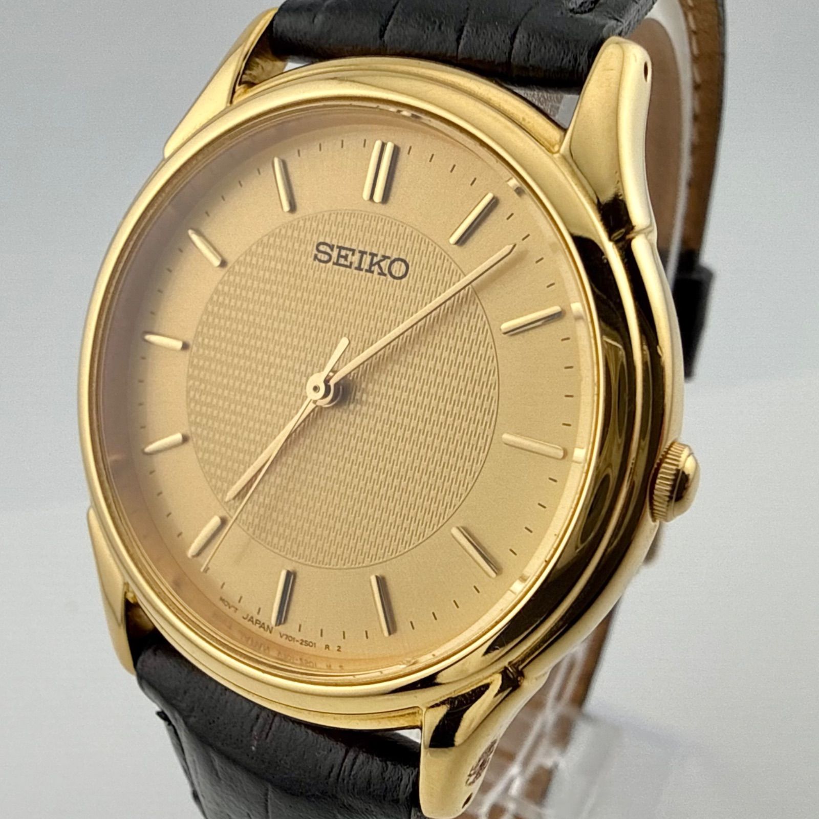 SEIKO V701-1920 セイコー　メンズ　腕時計 クォーツ 稼働品 電池交換済み【R437】
