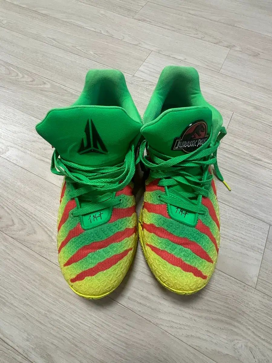 NIKE x ジュラシック・パーク ジャ 3 EPグリーンパークユニバーシティレッド 300 バスケシューズ