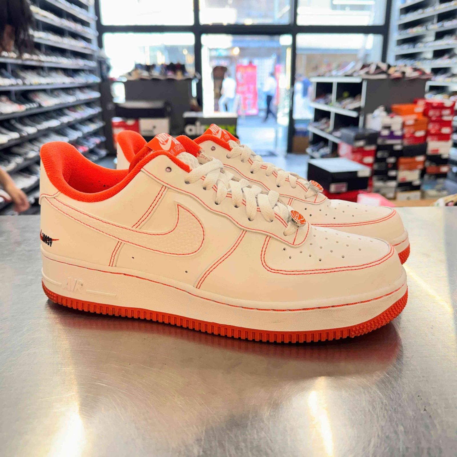 【US9.5】 NIKE AIR FORCE 1 '07 LV8 EMB CT2585-100 【中古】 箱有