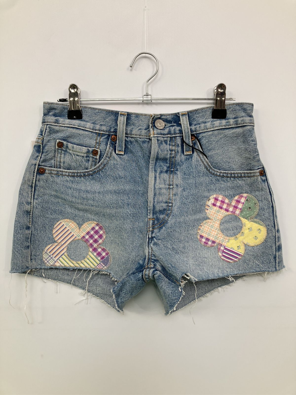 LEVI STRAUSS & CO. リーバイストラウスアンドカンパニー デニムパンツ 24 ブルー ショート・ひざ上丈 花柄・ボタニカル柄 ワンポイント スタンダード レギュラー ヴィンテージ レディース