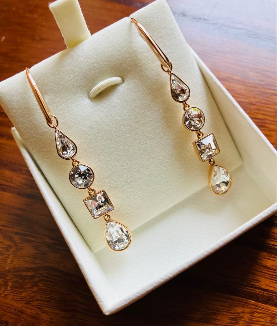 スワロフスキー Swarovski Lisanne ロングピアス - メルカリ