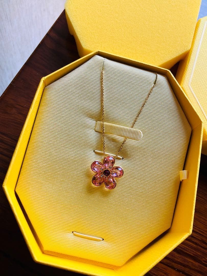 ほぼ新品　スワロフスキーSWAROVSKI Florere お花ペンダント