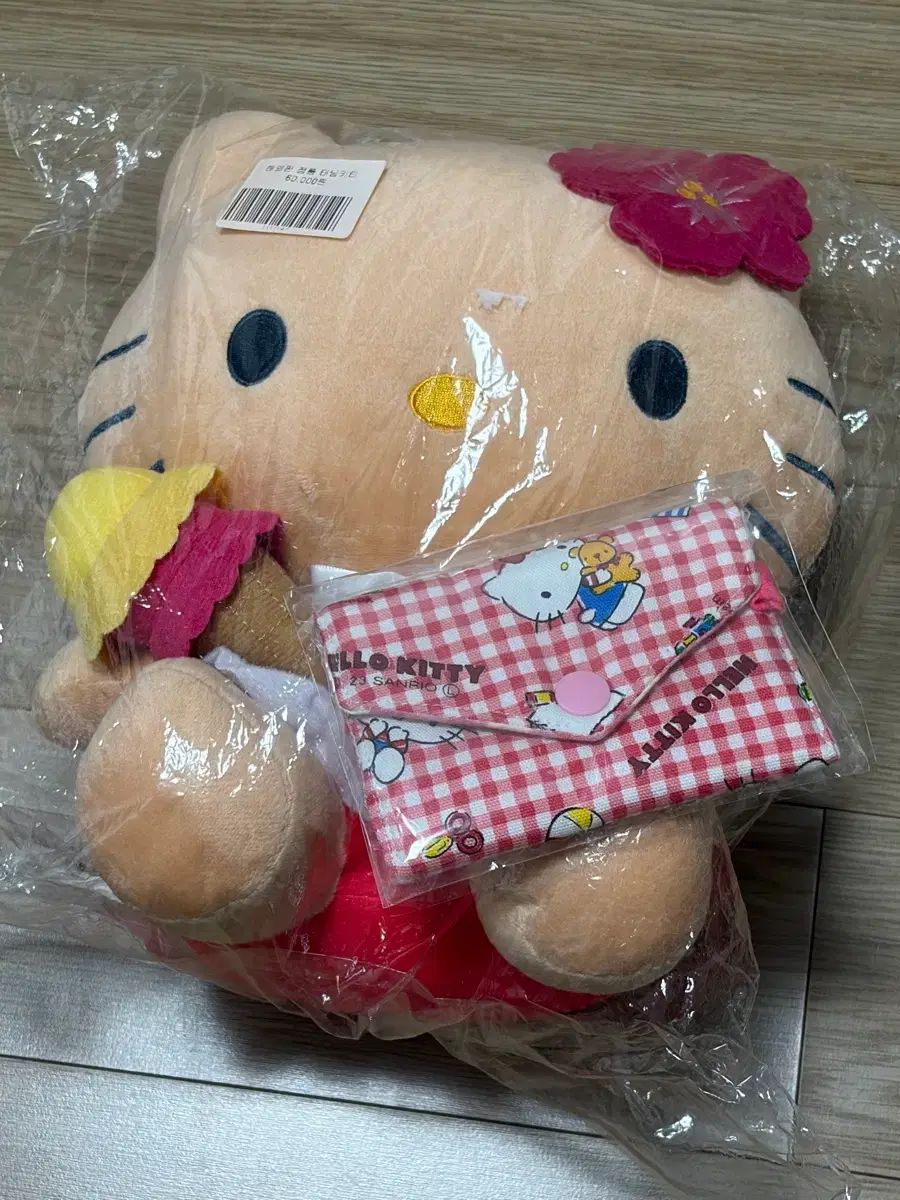 ハローキティぬいぐるみ