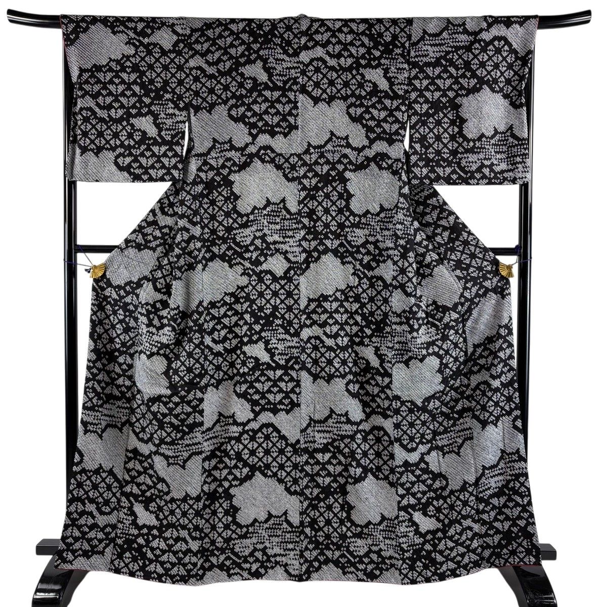 【美品】 小紋 身丈165cm 裄丈68.5cm L 袷 雲文 地紋 絞り 黒 正絹 秀品 【中古】