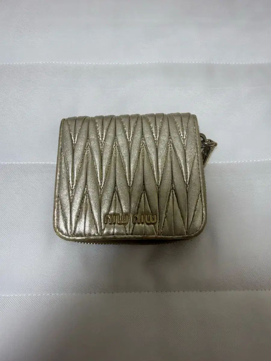 ミュウミュウ マテラッセ 二つ折り財布 GOLD