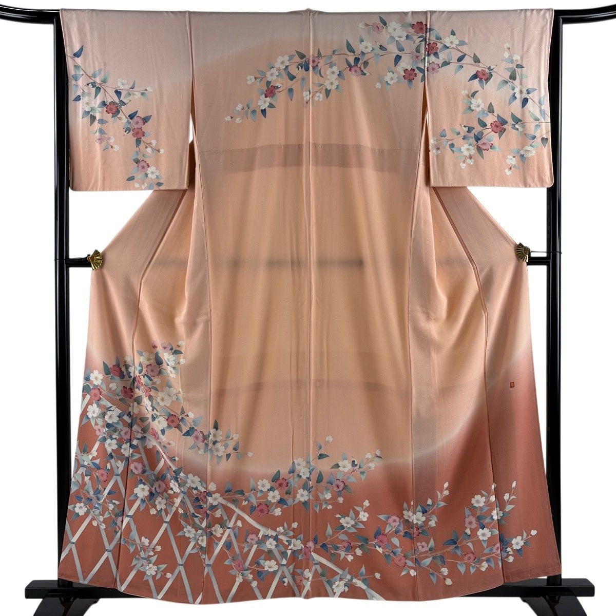 【美品】 訪問着 身丈159cm 裄丈64cm M 袷 落款 桜 垣根 染め分け ぼかし サーモンピンク 正絹 秀品 【中古】