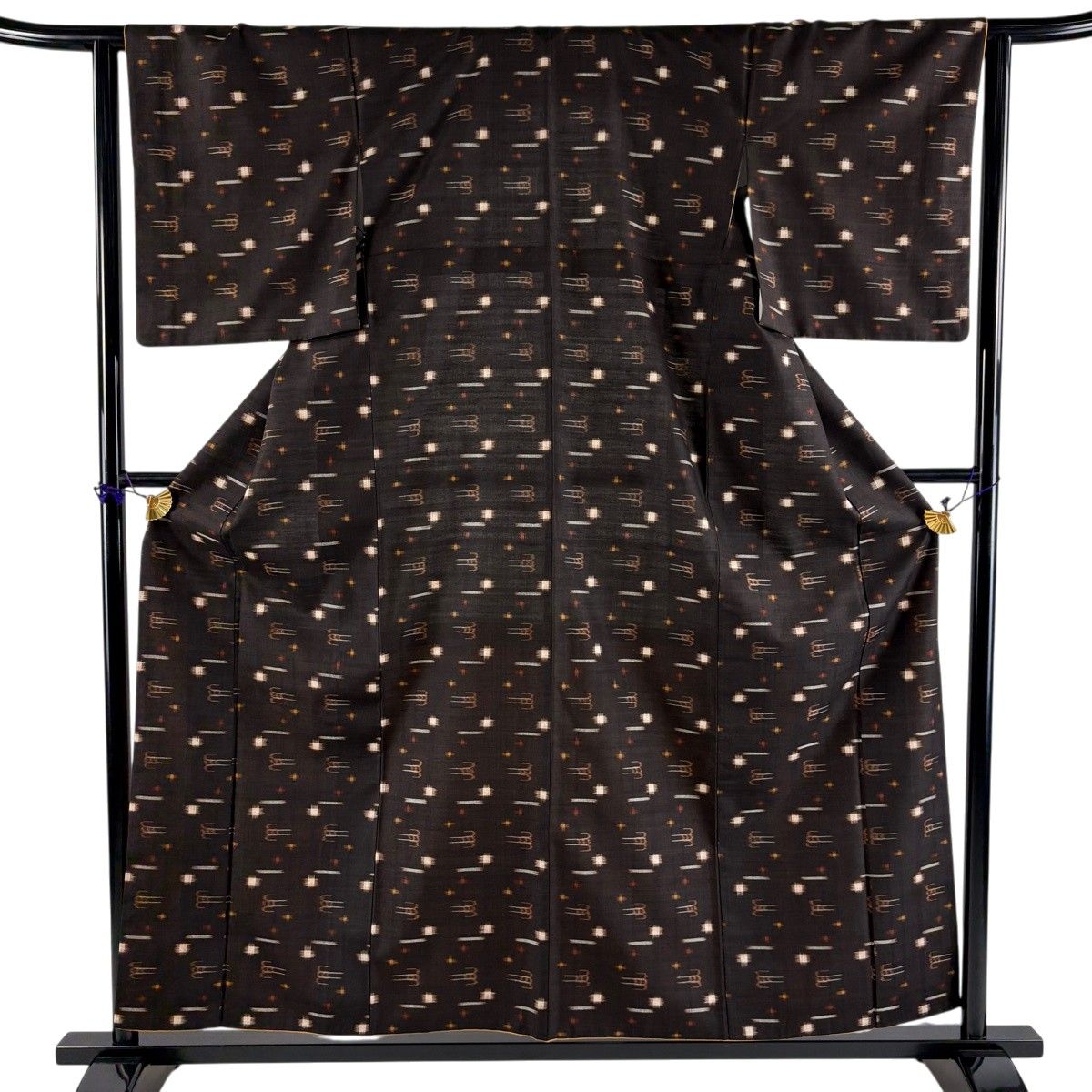 【美品】 紬 身丈156.5cm 裄丈64cm M 袷 久米島紬 証紙 燕 十字絣 焦茶色 正絹 逸品 【中古】