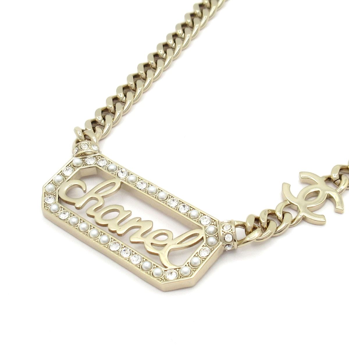 CHANEL(シャネル) ネックレス美品 - ゴールド×クリア×白 ロゴプレート