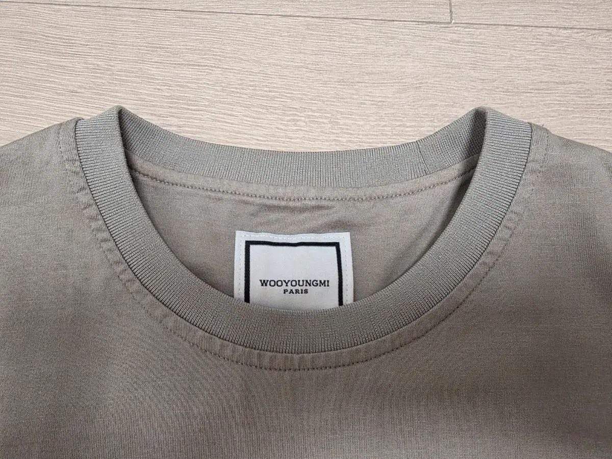 52 ウーヨンミ フェザー バックロゴ 半袖 Tシャツ グレー