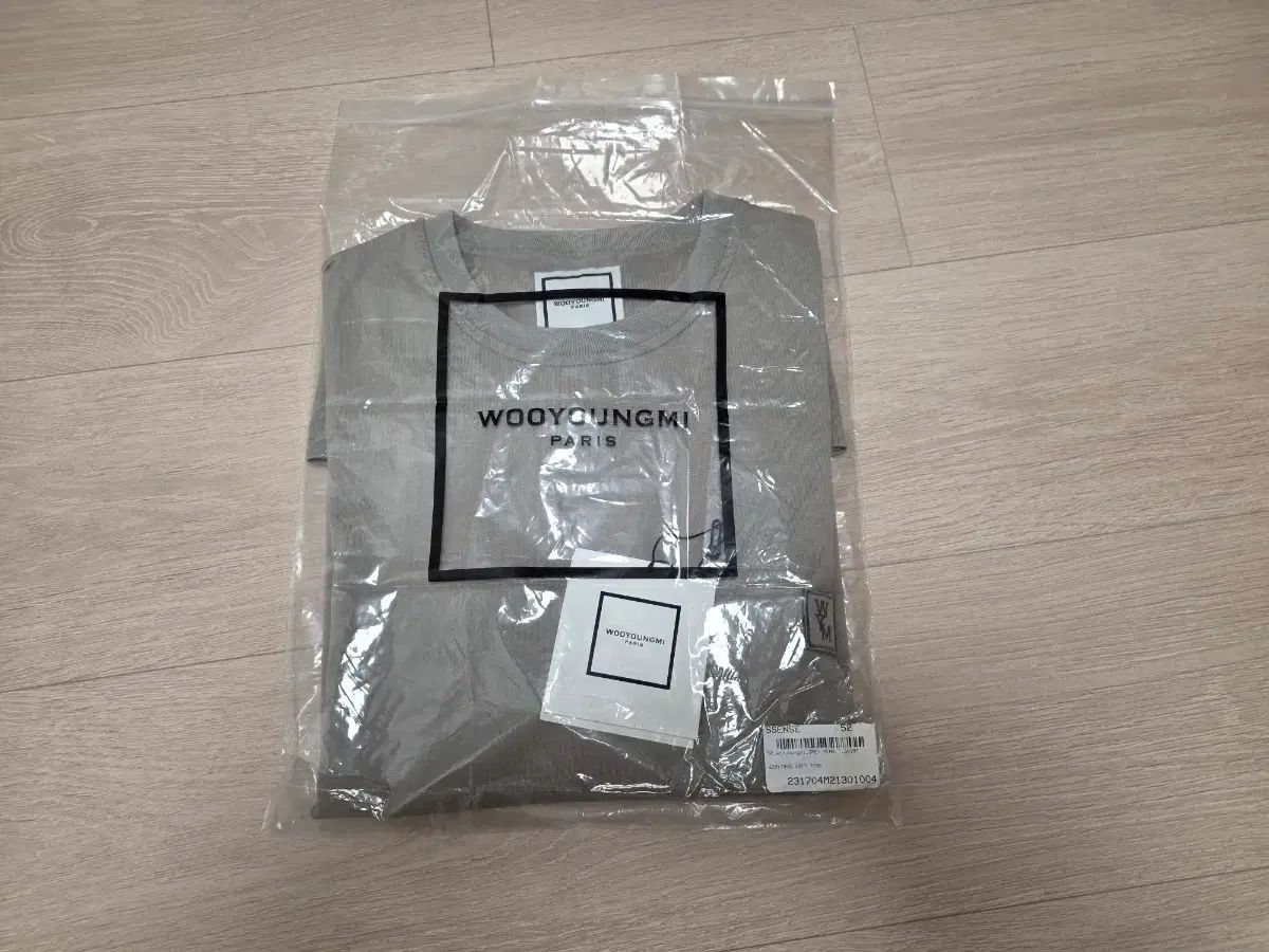 52 ウーヨンミ フェザー バックロゴ 半袖 Tシャツ グレー