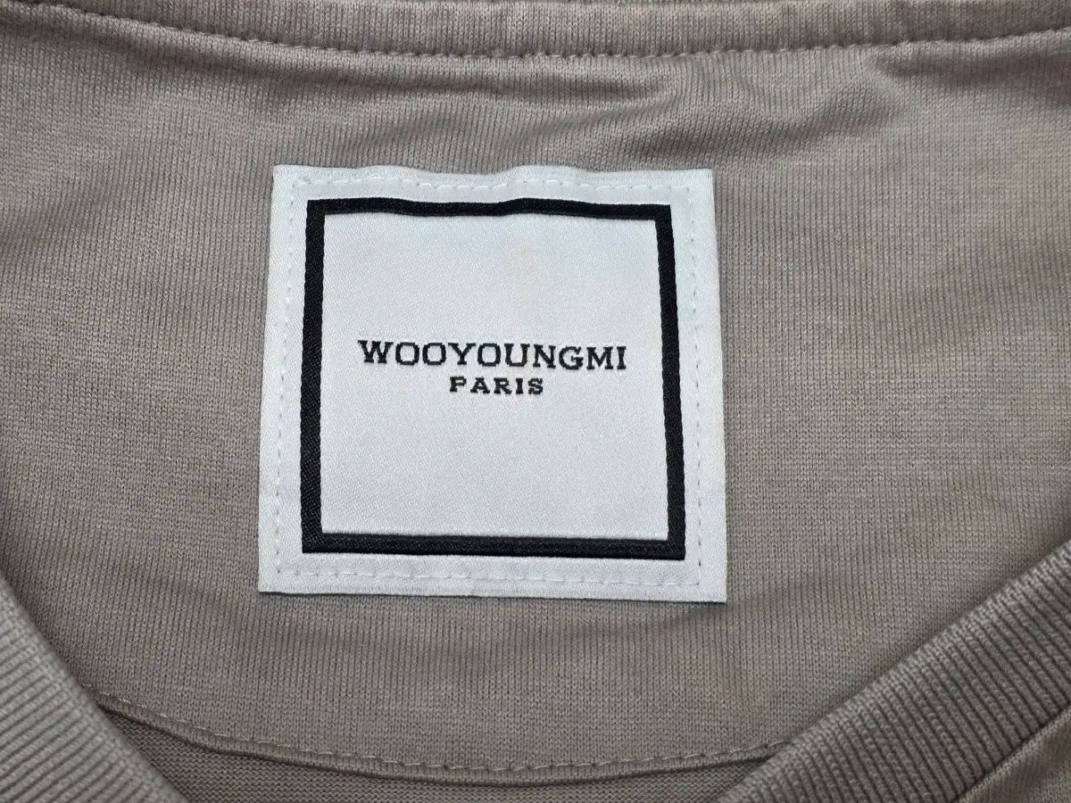 52 ウーヨンミ フェザー バックロゴ 半袖 Tシャツ グレー