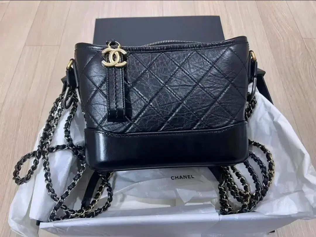 シャネル スモール HOBO BAG ヴィンテージ カーフスキン & GOLD メタル ブラック