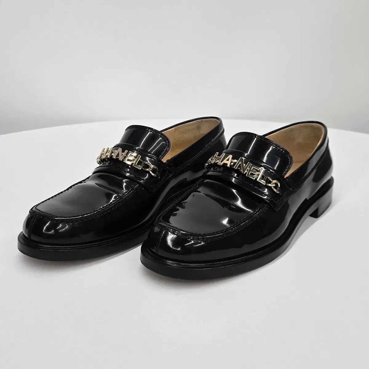 39サイズ CHANEL シャネル チェーン レタリング ロゴ ペンダント エナメル ローファー 靴