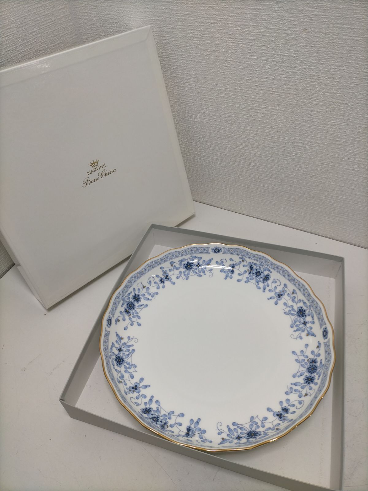 新品未使用　NARMI BONECHINA 大皿　金縁 NARUMI ナルミ ボーンチャイナ 大皿 30cm プレート 金彩 花柄 箱付き