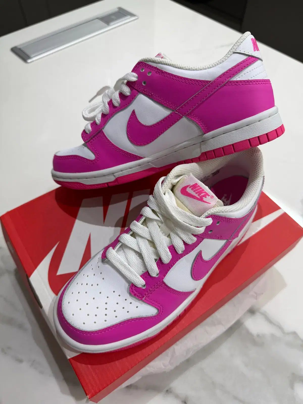 (GS) NIKE ダンク ロー レーザー フューシャ 白 230