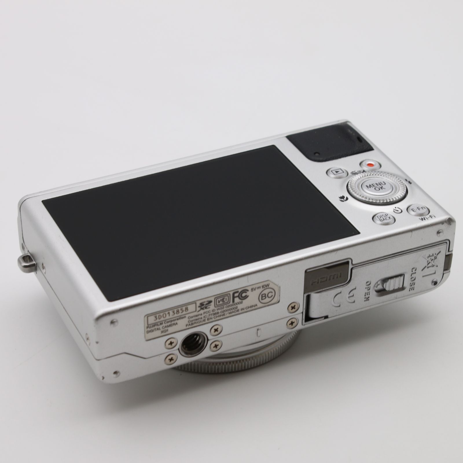極上品】 FUJIFILM XQ1 シルバー F FX-XQ1S デジタルカメラ