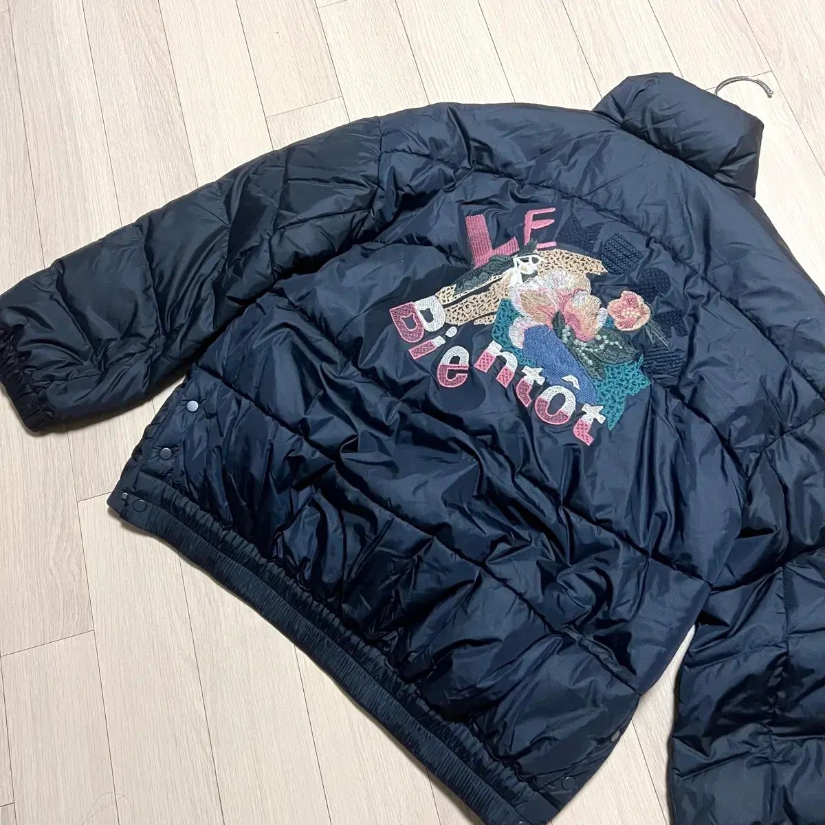 ジーカット G-cut バッグ刺繍 フラワー グースダウン ショートダウン アウター ガチョウファー ジャケット ネイビー ブラック