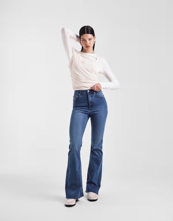 エイソス レディース ボトムス デニムパンツ ジーンズ ASOS DESIGN sculpting super stretch flare jeans in mid Mid Wash ブルー