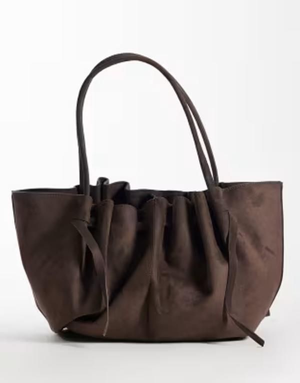ジーナトリコ レディース バッグ ギャザー スエード Gina Tricot ruched suede tote bag with long straps in chocolate Dark brow