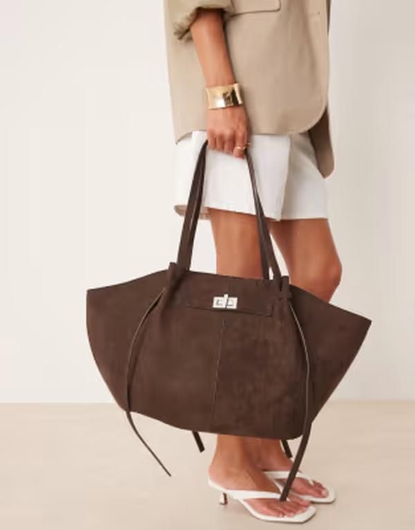 ジーナトリコ レディース バッグ スエード Gina Tricot faux suede medium tote bag with strap and clutch detail in dark Br
