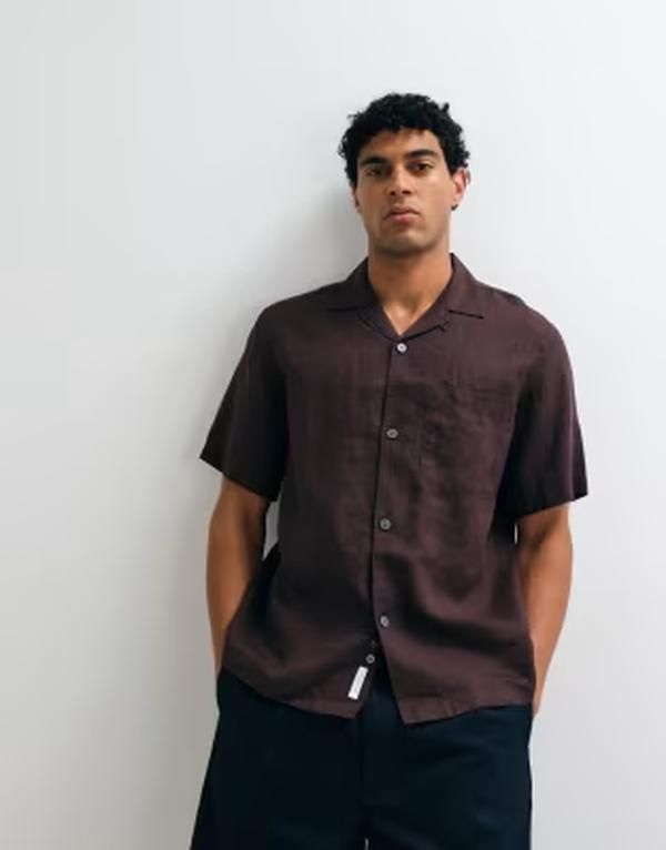 アルケット メンズ トップス シャツ リネン ARKET pure linen short sleeve resort shirt in chocolate BROWN ブラウン