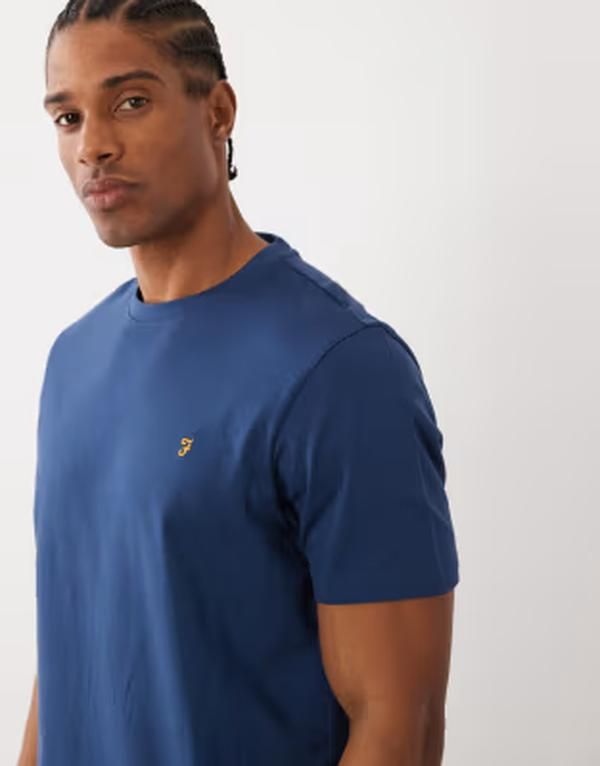 ファーラー メンズ トップス Tシャツ ロゴ Farah Danny regular logo Tshirt in dark MID BLUE ブルー