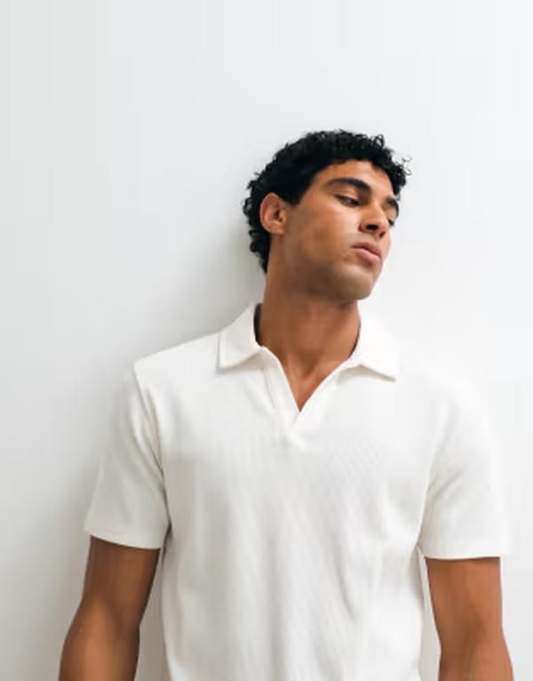 エイソス メンズ トップス ポロシャツ レギュラーフィット ニット ASOS DESIGN regular fit camp collar polo shirt in cream waffle kni