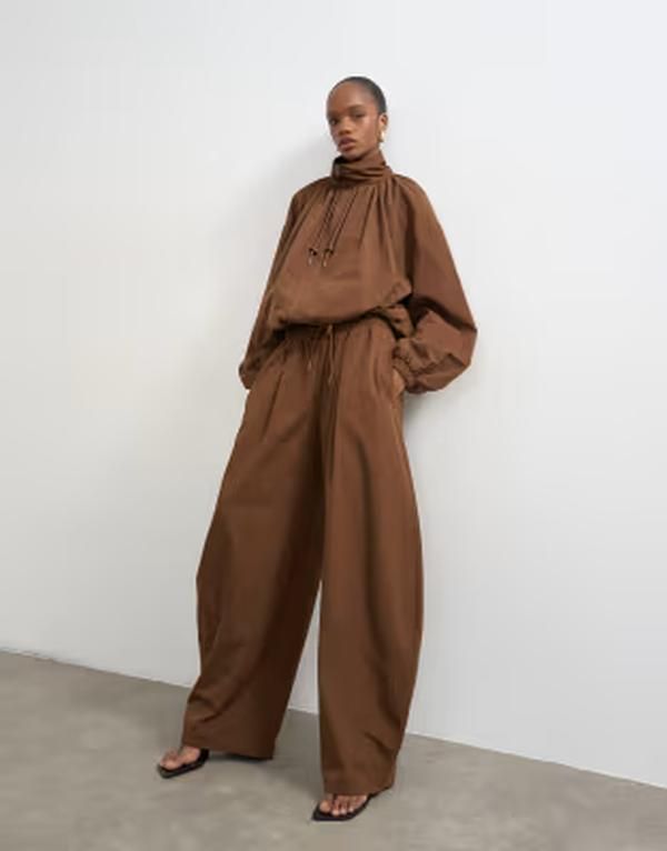 トップショップ レディース ボトムス カジュアルパンツ Topshop techy lightweight ovoid pants in chocolate part of a set chocola