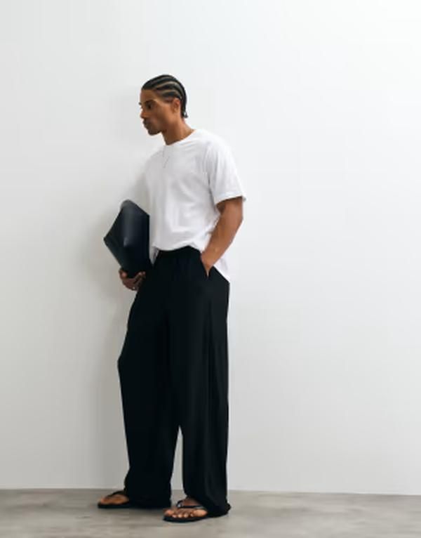 エイソス メンズ ボトムス カジュアルパンツ プリーツ スウェットパンツ ASOS DESIGN wide log pleated sweatpants Black ブラック