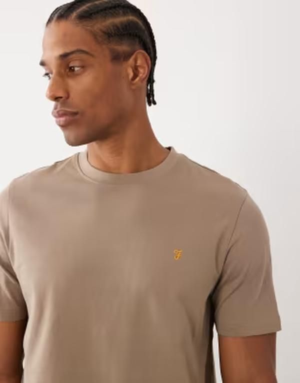 ファーラー メンズ トップス Tシャツ ロゴ Farah Danny regular logo Tshirt in dark stone ストーン
