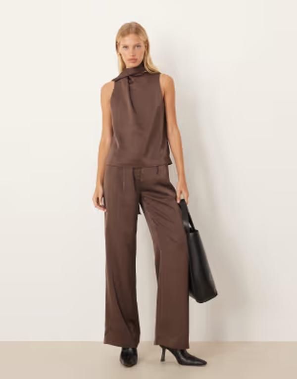 プリティラヴィッシュ レディース ボトムス カジュアルパンツ サテン Pretty Lavish satin tailo red pants in chocolate brown part of a