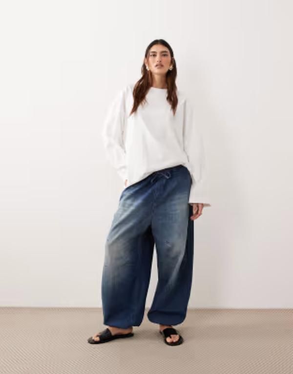 アレンジ レディース ボトムス デニムパンツ ドローコードウエスト ジーンズ ARRANGE Quinn drawstring waist barrel jeans in washed Blue ブル