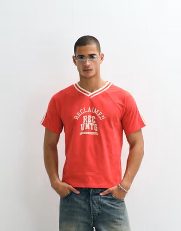 リクレイム ヴィンテージ メンズ トップス Tシャツ Vネック グラフィック Reclaimed Vintage vneck collegiate graphic tshirt RED レッド