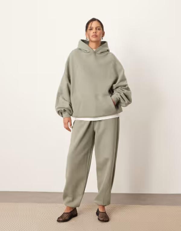 アレンジ レディース ボトムス カジュアルパンツ スウェットパンツ ARRANGE oversized premium heavy weight cuffed sweatpants in olive