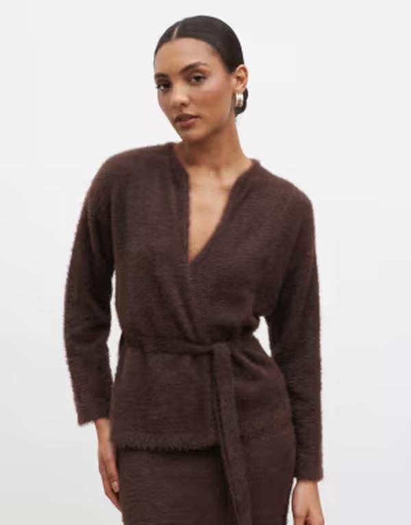 プリティラヴィッシュ レディース アウター カーディガン ニット Pretty Lavish fluffy knitie waist cardigan in chocolate チョコレート