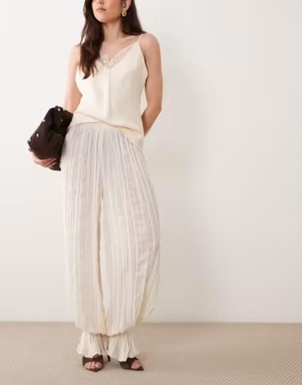 エイソス レディース ボトムス カジュアルパンツ フリル ASOS LUXE ruffle boho hareem pants with cuff detail in cream クリーム