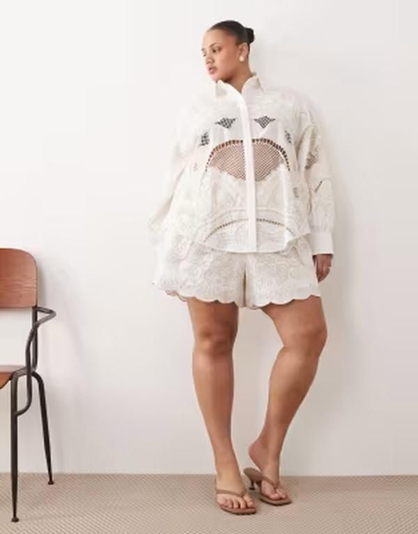 アレンジ レディース ボトムス ハーフパンツ・ショーツ ショートパンツ 刺繍 ARRANGE Curvembroide red cutwork shorts part of a set White ホ