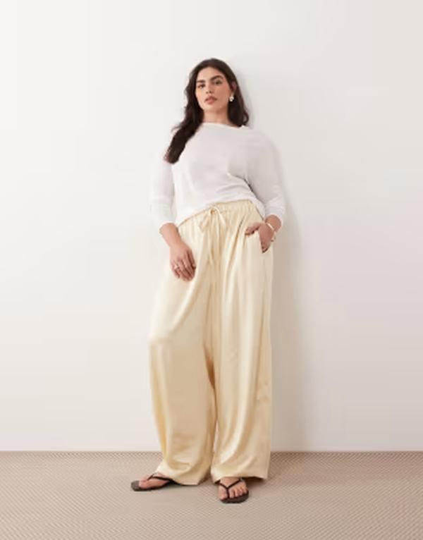 アレンジ レディース ボトムス カジュアルパンツ ワイドレッグ サテン ARRANGE Curve satin wide leg pants in cream クリーム