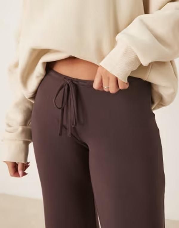 ジーナトリコ レディース ボトムス カジュアルパンツ Gina Tricot lowaist loungewear pants in chocolate brown ブラウン