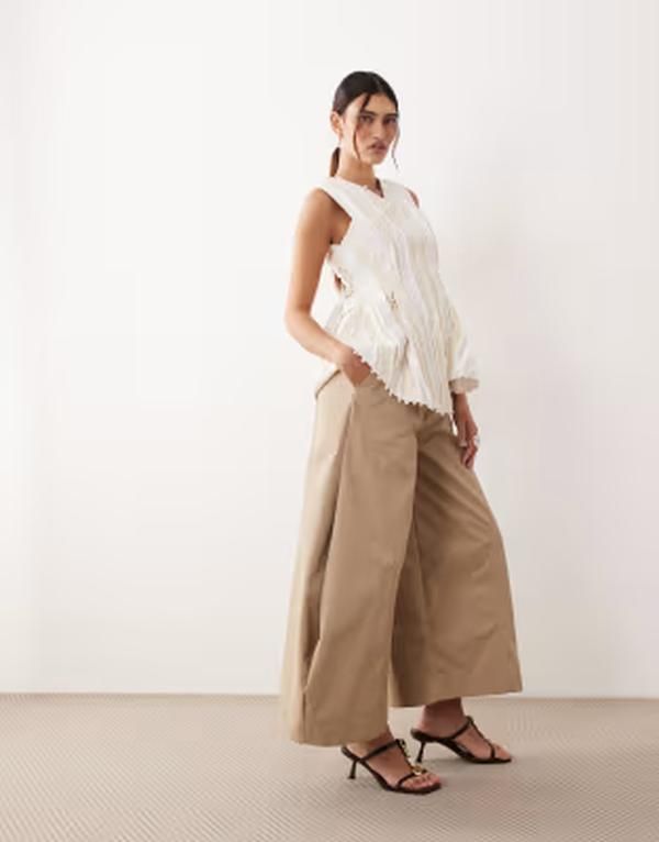 アレンジ レディース ボトムス カジュアルパンツ クロップド ARRANGExtreme cropped barrel pants in tan part of a setAN タン