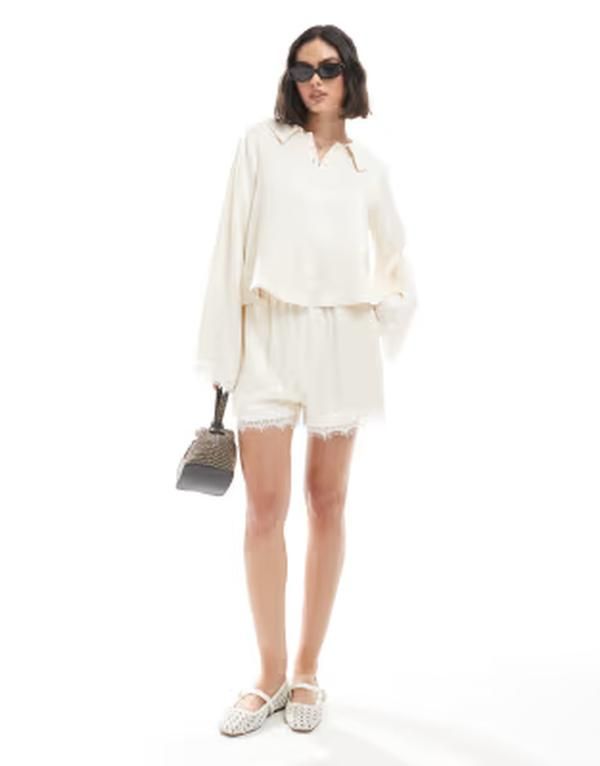 ミスセルフフリッジ レディース ボトムス ハーフパンツ・ショーツ ショートパンツ サテン レース Misselfridge satin and lace shorts in ecru part of