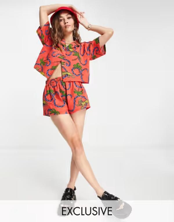 コルージョン レディース ボトムス ハーフパンツ・ショーツ プリント ショートパンツ COLLUSION coordinating shorts in snake print Red レッド
