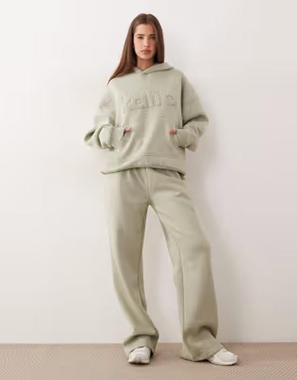 カイア レディース ボトムス カジュアルパンツ ワイドレッグ スウェットパンツ コットン Kaiia cotton rich wide leg sweatpants in sage green par