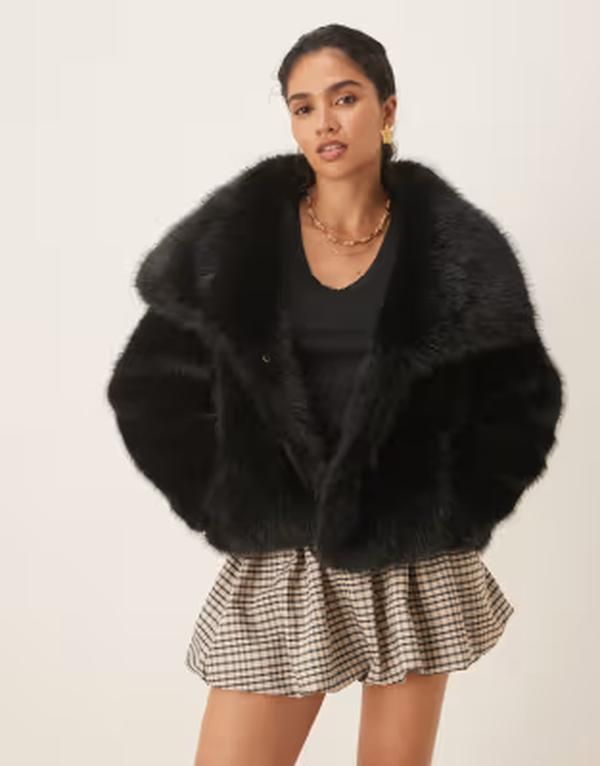 プリティラヴィッシュ レディース アウター コート Pretty Lavish exaggerated collar faux fur coat Black ブラック