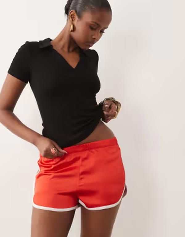 エイソス レディース ボトムス ハーフパンツ・ショーツ ショートパンツ サテン コントラスト ASOS DESIGN contrast seamsatin running shorts and Red