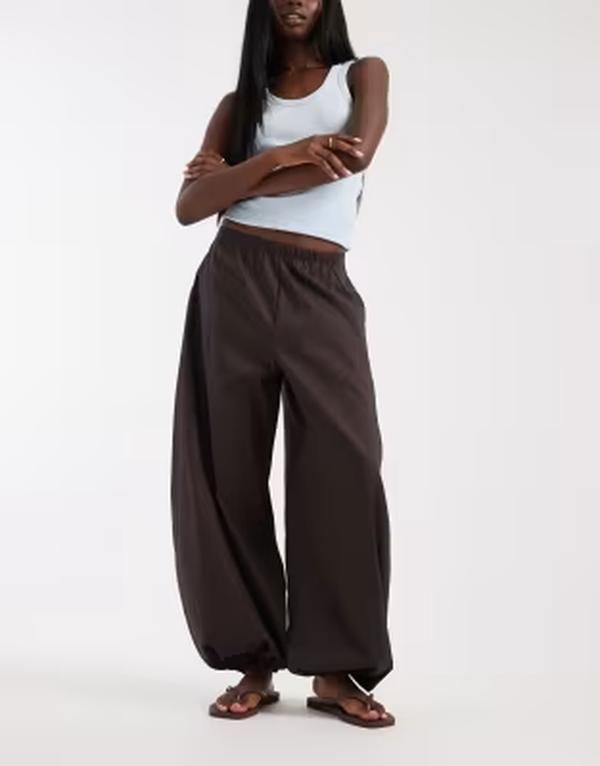 ヴェロモーダ レディース ボトムス カジュアルパンツ Vero Moda poplin wide balloon pants in chocolate torte チョコレート